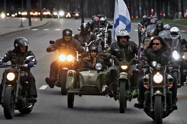 "Ночные волки" в Калининграде проводят мотокрёстный ход со священниками на задних сиденьях