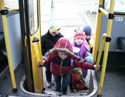 avtobus-dlya-perevozki-detey