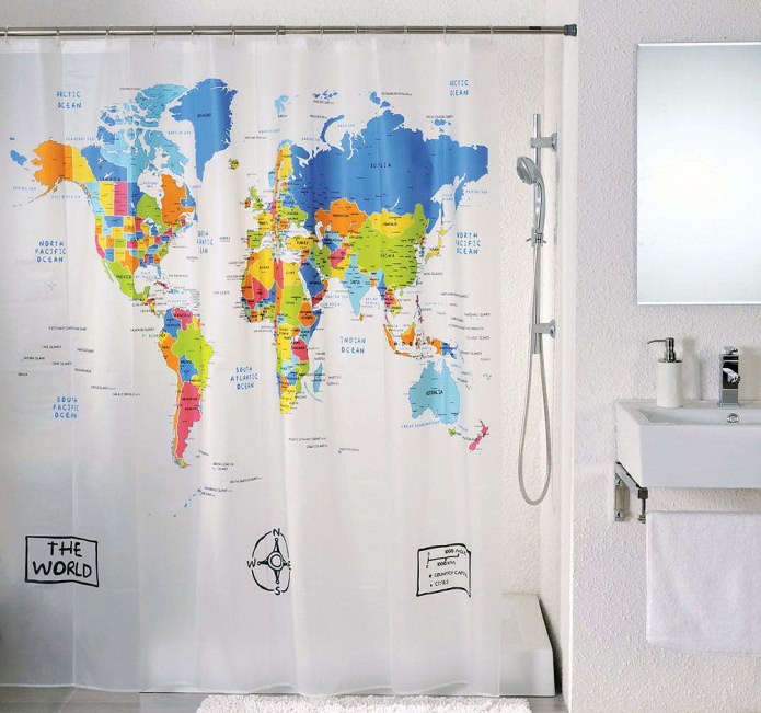 карта мира на шторах в ванной комнате