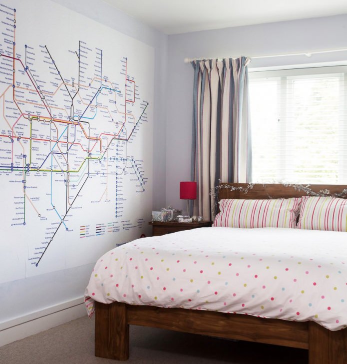 карта метро в интерьере спальни