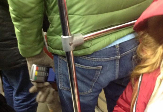 Мошенник со считывателем с бесконтактных карт в метро