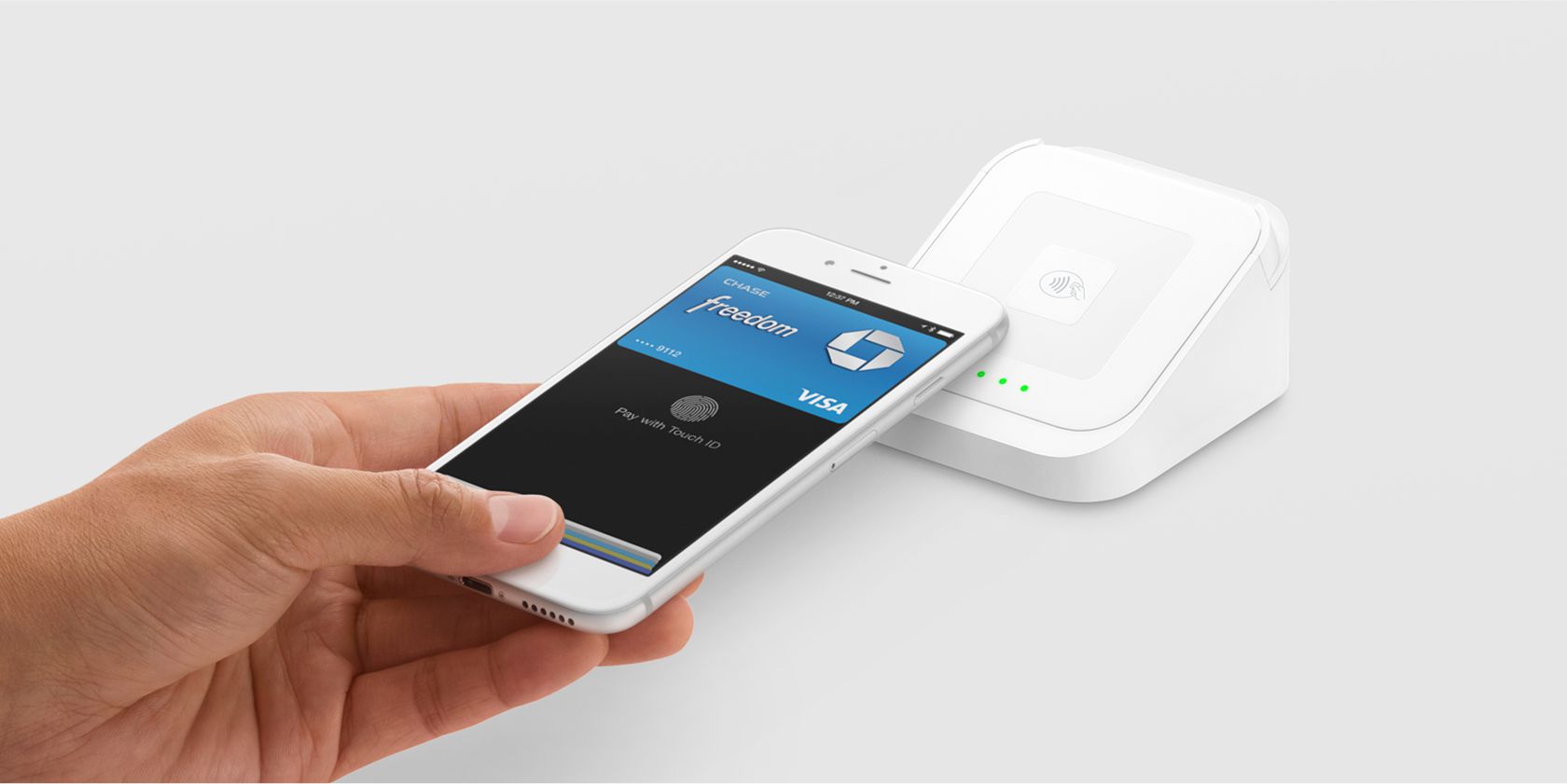 Square’s contactless and chip reader accepting Apple Pay