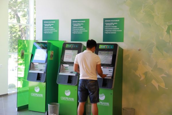На иллюстрации - банкоматы и терминалы Сбербанка, с помощью которых также можно восстановить идентификационные данные для Сбербанк Онлайн.