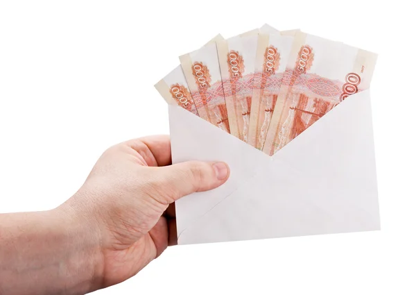Рука держа конверт с рублей — стоковое фото