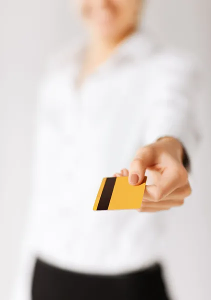 Женщина показ Золотой кредитной карты — стоковое фото