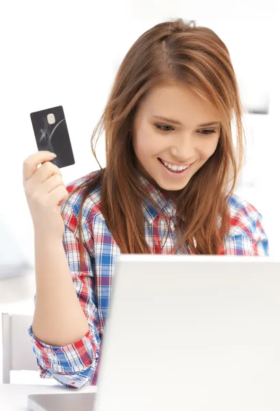 Счастливый девушка с ноутбуком и кредитная карта — стоковое фото