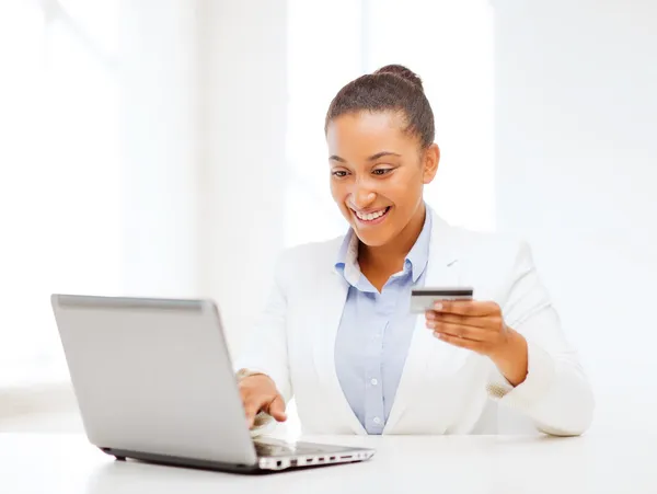 Бизнес-леди с ноутбуком и кредитная карта — стоковое фото