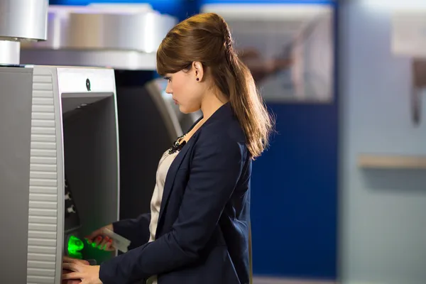 Женщина, снятие денег в банкомате — стоковое фото
