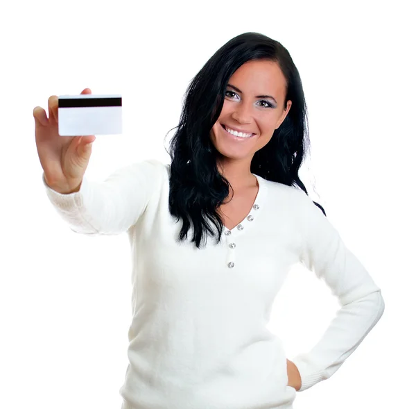 Улыбающиеся женщина с помощью кредитной карты. Изолированные на белом фоне — стоковое фото