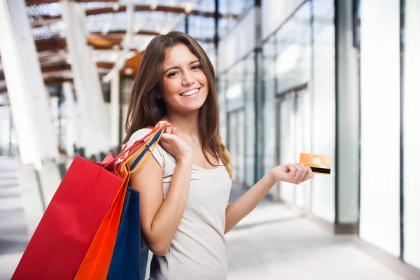 Женщина, держащая сумок и кредитная карта — стоковое фото