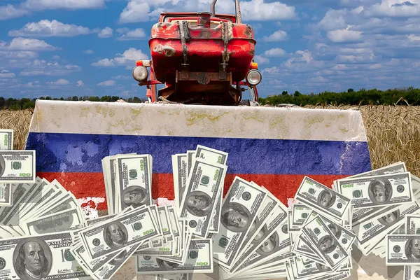 Коллаж российский трактор чистит доллар США русской земли — стоковое фото
