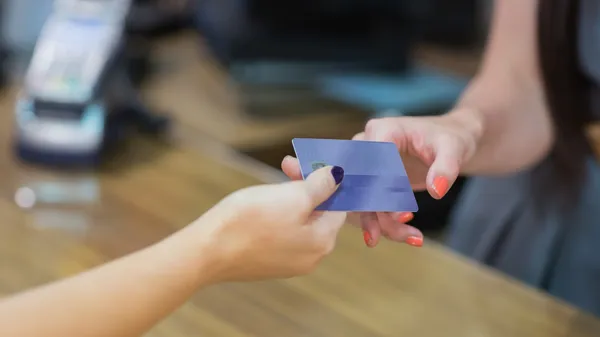 Женщина, сдача кредитной карты — стоковое фото