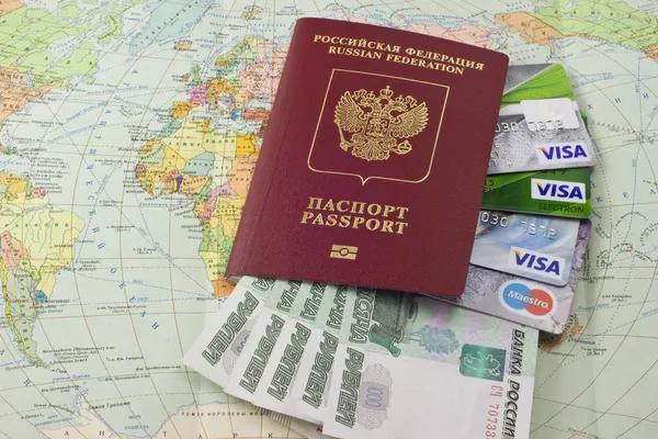Российский паспорт и банкноты с фона карты — стоковое фото