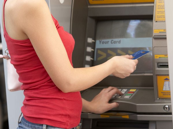 Как снять деньги через банкомат