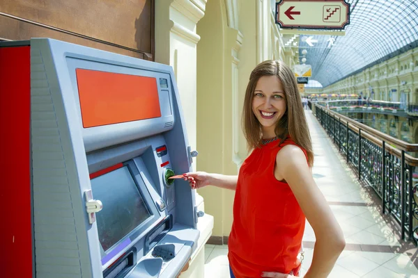 Молодая женщина, снятие денег с кредитной карты в банкомате — стоковое фото