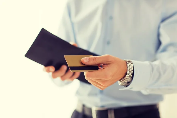 Закройтесь человека, держащего бумажник и кредитную карту — стоковое фото