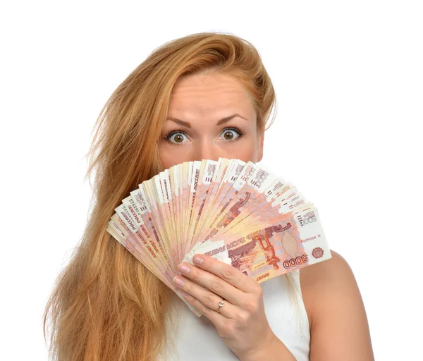 Женщина, держащая много наличных российских рублей за пять тысяч денег нет — стоковое фото