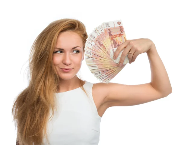 Женщина, держащая много наличных российских рублей за пять тысяч денег нет — стоковое фото