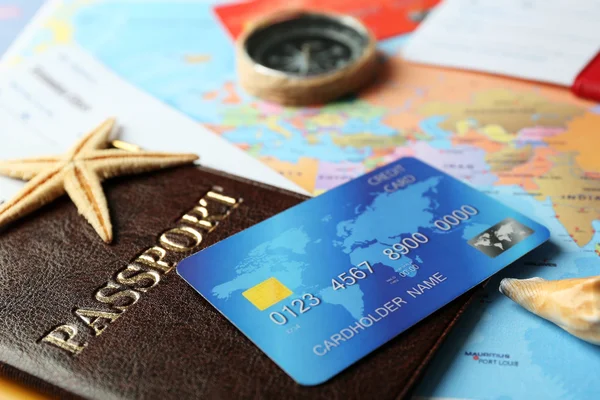 Кредитные карты с паспортами — стоковое фото