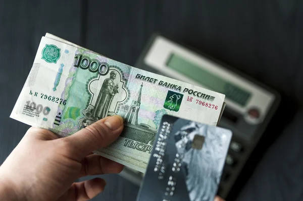 Российский рубль счетов и банковских карт в женских руках — стоковое фото