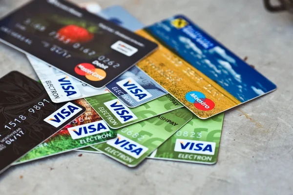 Киев, Украина - 15 июня: Куча кредитных карт, визы и Mastercard ,, Украина, на 15 июня, 2015.Pile кредитных карт Visa. Visa и Master Card является самой большой кредитной карты — стоковое фото