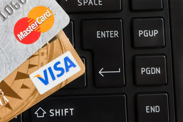 Кредитные карты на клавиатуре ноутбука — стоковое фото