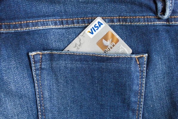 Карты Visa в кармане джинсов — стоковое фото