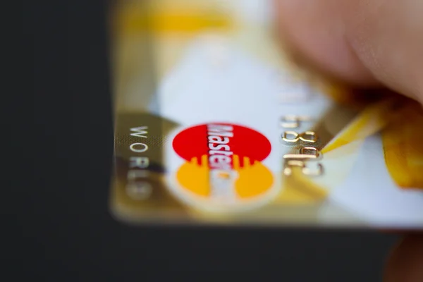 Человек, держащий mastercard банковских кредитных карт — стоковое фото