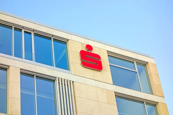 Немецкие банки - Sparkassen логотип / авторизация на фасад здания — стоковое фото