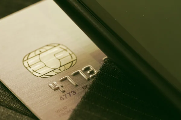 Кредитные карты в очень мелкое фокус с серый костюм фон — стоковое фото