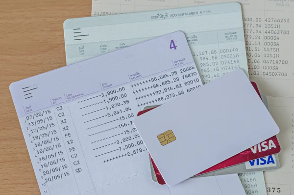 Кредитная карточка и банковский счет книги — стоковое фото