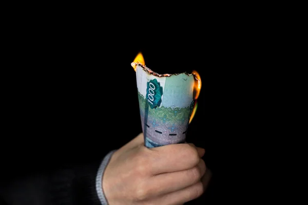 Пакет горящих рублей в горизонтальной руке человека — стоковое фото