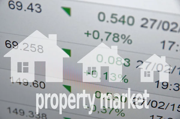 Рынок недвижимости надпись на экране ПК — стоковое фото