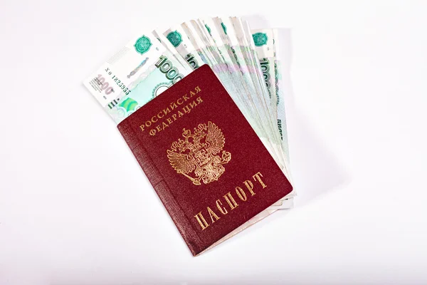 Деньги и Российской банкноты номиналом один и пять тысяч в фоновом режиме. Паспорт РФ — стоковое фото