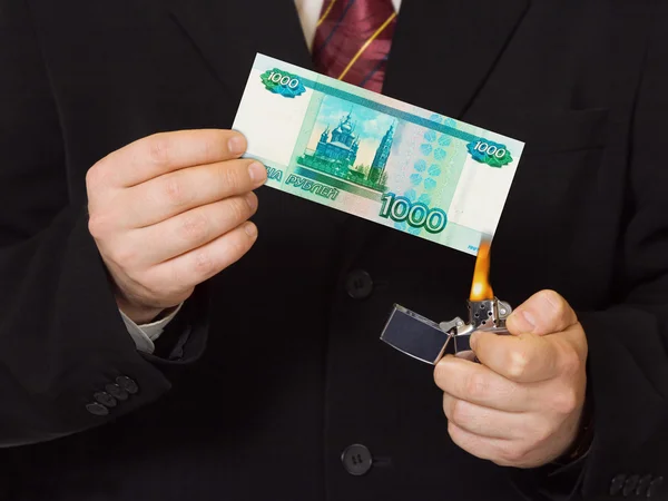 Руки и burnning российские деньги — стоковое фото