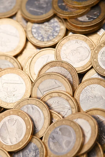 Многие монеты евро — стоковое фото
