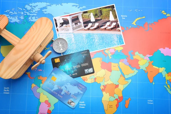 Красочные кредитные карты на карте мира — стоковое фото