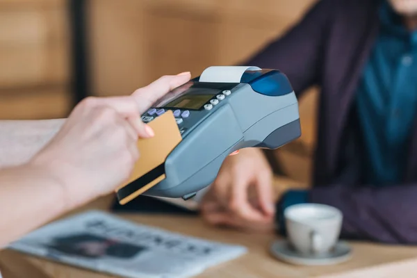 Оплата с помощью кредитной карты в кафе — стоковое фото