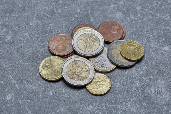 Монеты евро на сером фоне — стоковое фото