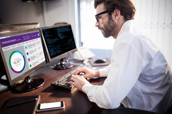 Бизнесмен с очки, работая на компьютере — стоковое фото