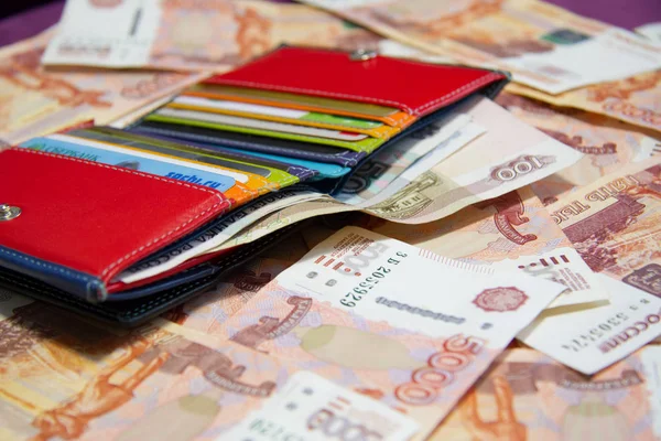 Кошелек с картами и российские деньги — стоковое фото