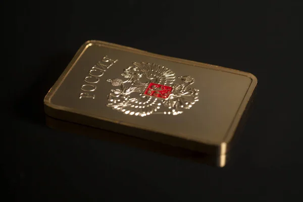 Золотой слиток с гербом России — стоковое фото