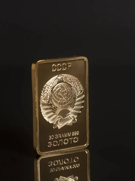 Золотой слиток с гербом Советского Союза — стоковое фото