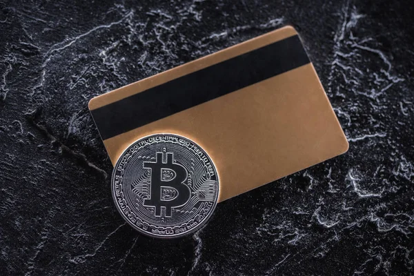 Вид Сверху Кредитной Карты Серебряные Bitcoin Темные Мраморная Столешница — стоковое фото
