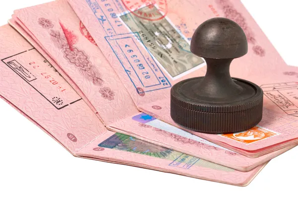 Стек паспортов и печати — стоковое фото