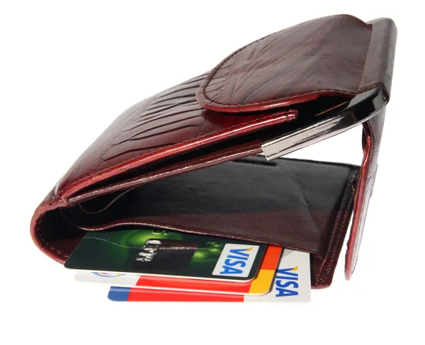 Полный кошелек деньги и кредитные карты на белом фоне — стоковое фото