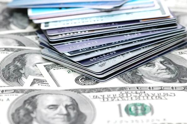 Стек кредитных карт и доллар банкноты — стоковое фото