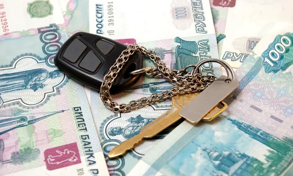 Ключ от автомобиля и тысяч рублей — стоковое фото