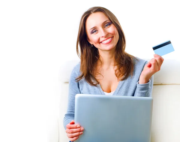 Улыбающиеся женщина покупки онлайн с кредитной карты и компьютером.Inte — стоковое фото