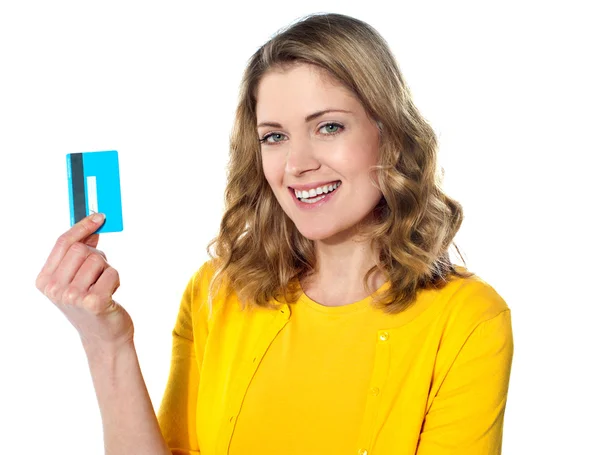 Портрет молодого улыбается женщина проведения кредитной карты — стоковое фото